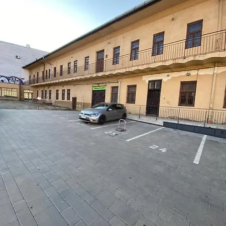 Center Tovarenska 5 דירה *