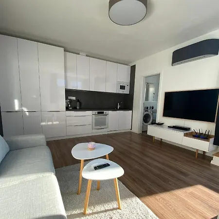 Center Tovarenska 5 *